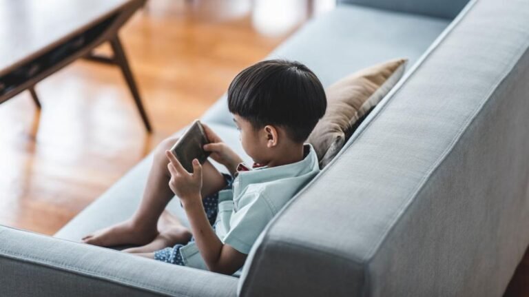 ilustrasi-anak-kecanduan-gadget-1_169